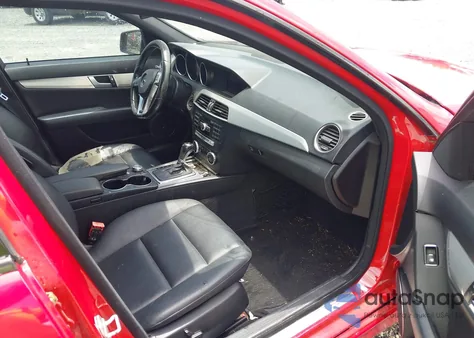 2012 Mercedes-Benz C 250 Luxury/Sport z USA, uszkodzony, nr VIN WDDGF4HB3CR228171